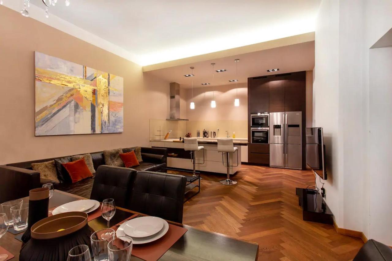 Deluxe Address Downtown Apartment *