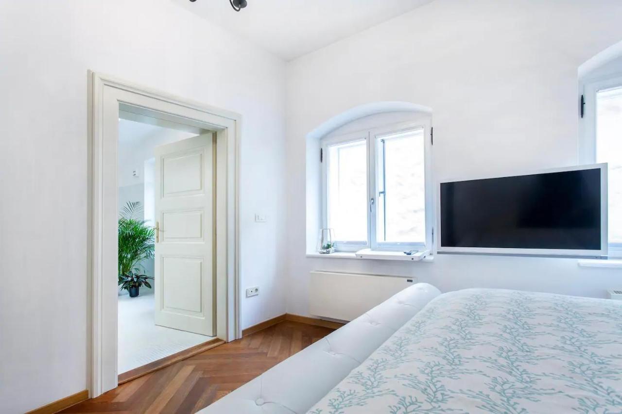 Deluxe Address Downtown Apartment