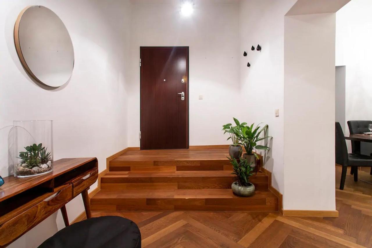 Deluxe Address Downtown Apartment