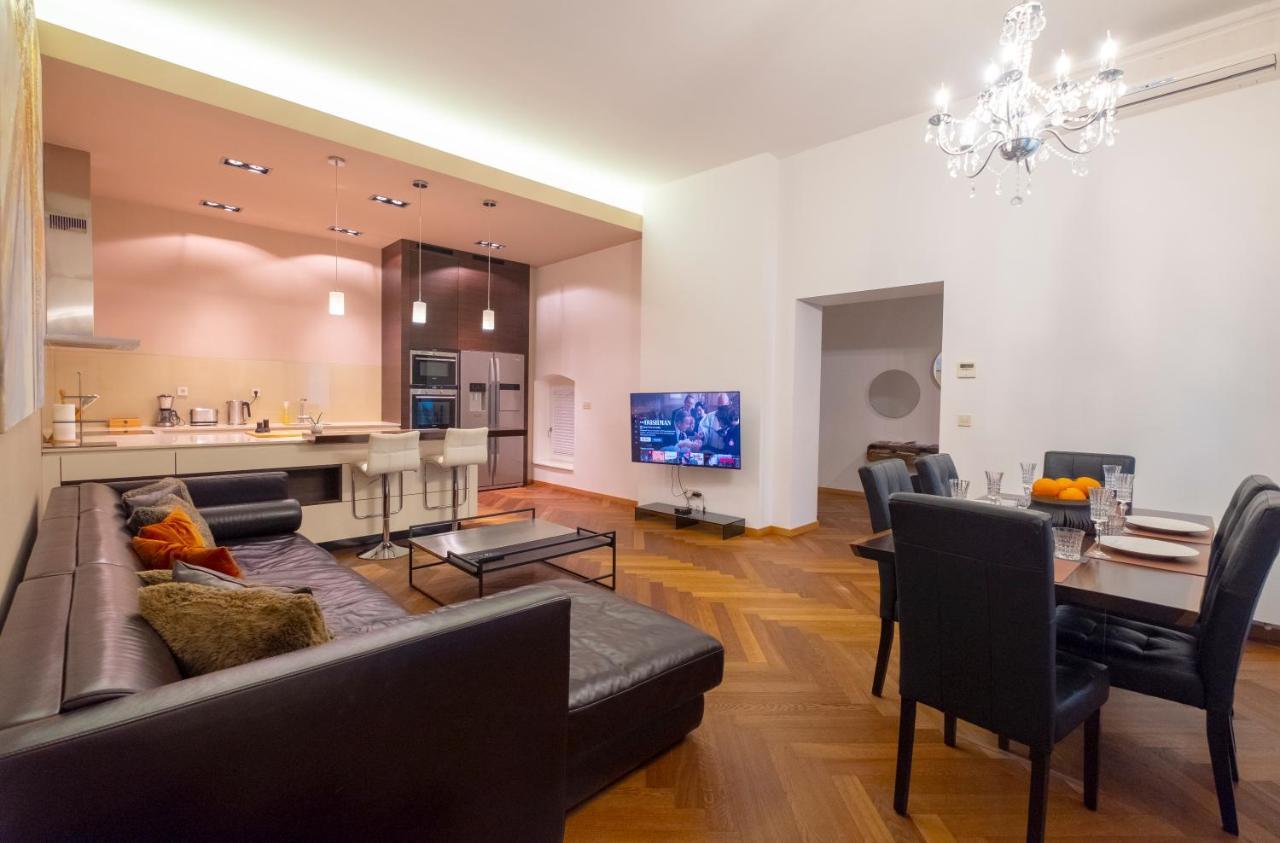 Deluxe Address Downtown Apartment